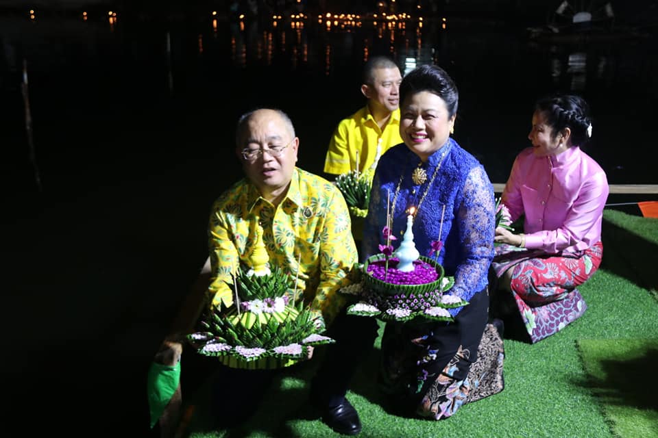 ภูเก็ตประชาชนและนักท่องเที่ยวพร้อมใจกันนำกระทงที่ใช้วัสดุธรรมชาติ