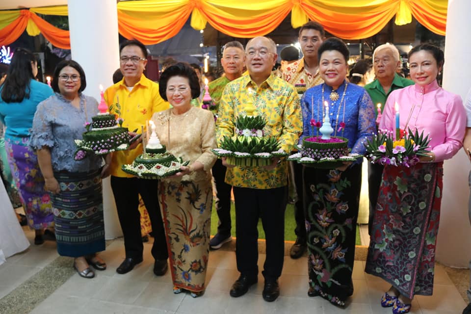 ภูเก็ตประชาชนและนักท่องเที่ยวพร้อมใจกันนำกระทงที่ใช้วัสดุธรรมชาติ