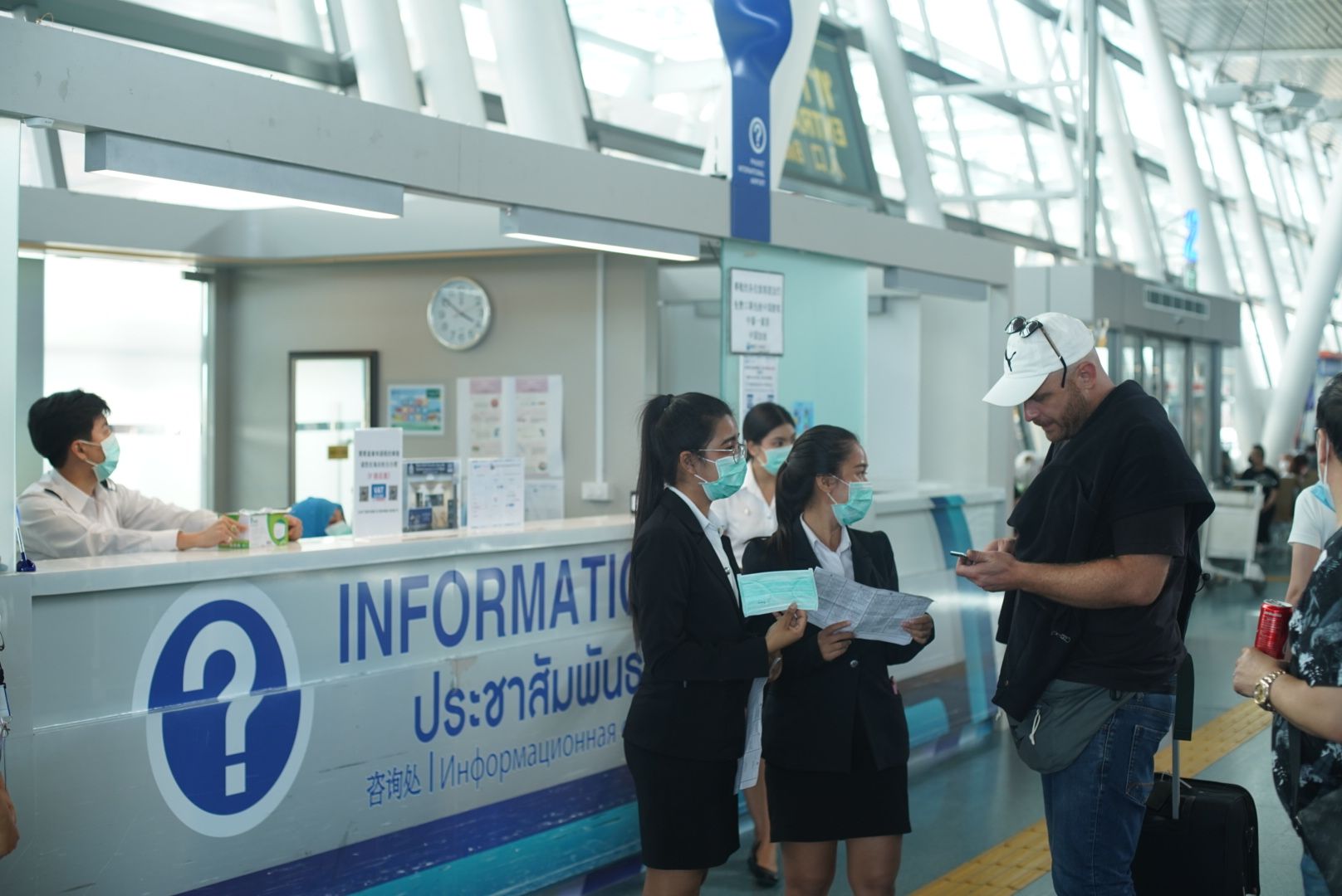 ท่าอากาศยานภูเก็ตเพิ่มมาตรการเฝ้าระวัง ป้องกันการแพร่ระบาดเชื้อไวรัสโคโรนา ทำความสะอาดแบบ Deep Clean ตั้งจุดแจกหน้ากากอนามัยให้ผู้โดยสารและผู้ขับขี่รถยนต์บริการสาธารณะ