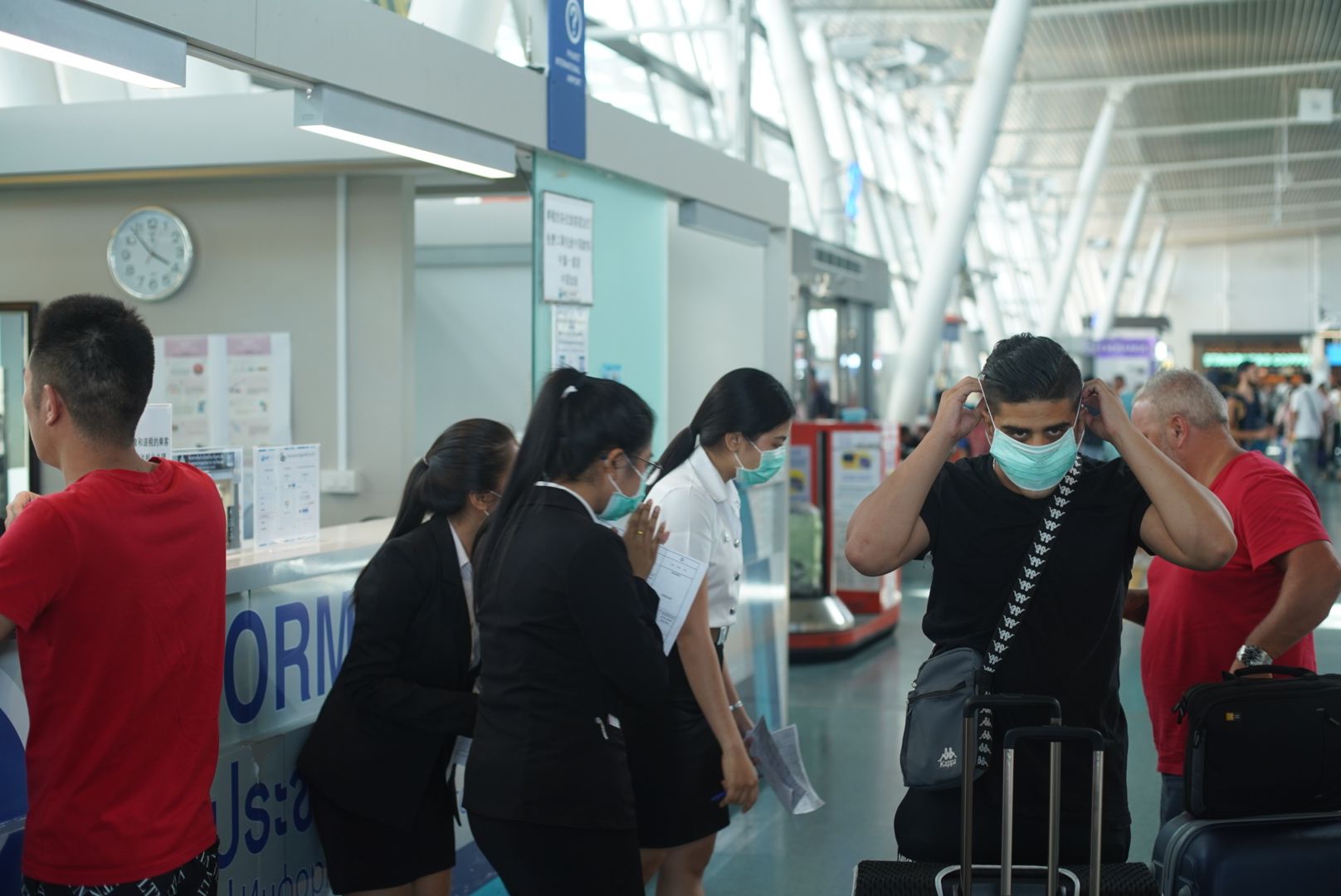 ท่าอากาศยานภูเก็ตเพิ่มมาตรการเฝ้าระวัง ป้องกันการแพร่ระบาดเชื้อไวรัสโคโรนา ทำความสะอาดแบบ Deep Clean ตั้งจุดแจกหน้ากากอนามัยให้ผู้โดยสารและผู้ขับขี่รถยนต์บริการสาธารณะ