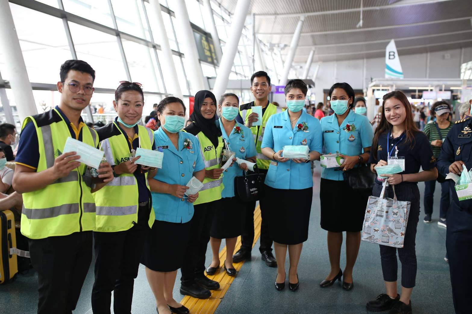 ท่าอากาศยานภูเก็ตเพิ่มมาตรการเฝ้าระวัง ป้องกันการแพร่ระบาดเชื้อไวรัสโคโรนา ทำความสะอาดแบบ Deep Clean ตั้งจุดแจกหน้ากากอนามัยให้ผู้โดยสารและผู้ขับขี่รถยนต์บริการสาธารณะ