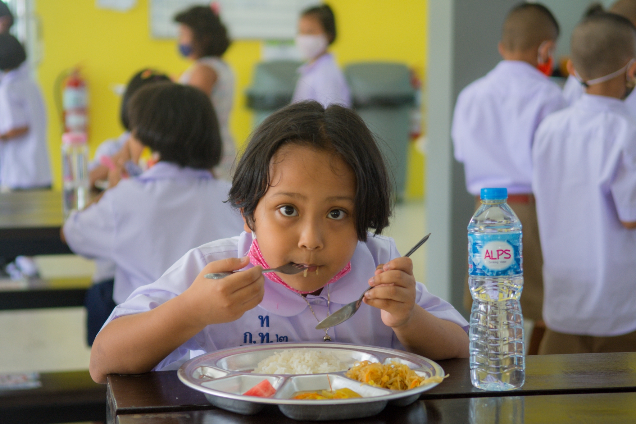เทศบาลเมืองกะทู้ต่อยอดโรงครัวช่วงโควิด-19 สู่บริการอาหารเช้า กลางวัน ให้นักเรียนโรงเรียนในสังกัดเพื่อแบ่งเบาภาระผู้ปกครอง