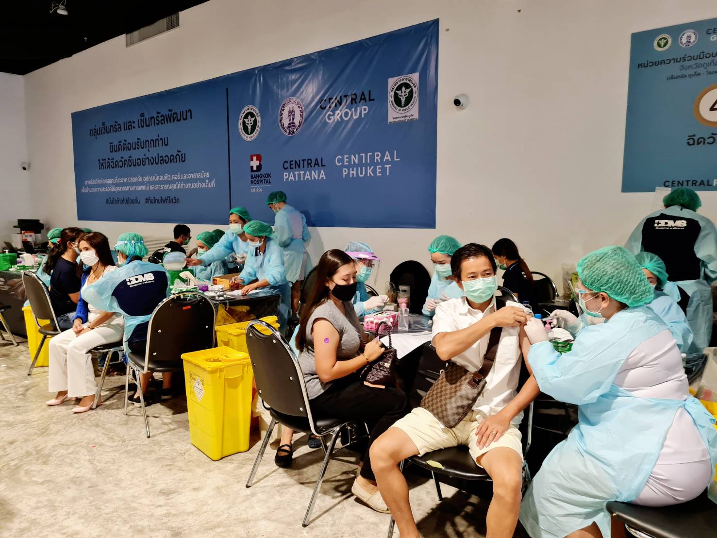 “เซ็นทรัล ภูเก็ต” นำร่องเป็นศูนย์การค้าแห่งแรกในไทย สร้างภูมิคุ้มกันหมู่ได้สำเร็จ พนักงานรับวัคซีนครบ 2 เข็มแล้ว 85% 